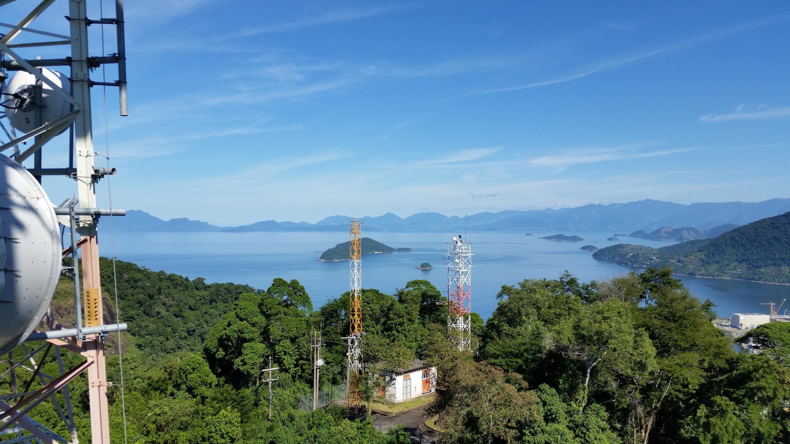 Estações de telecomunicações em ambiente operacional